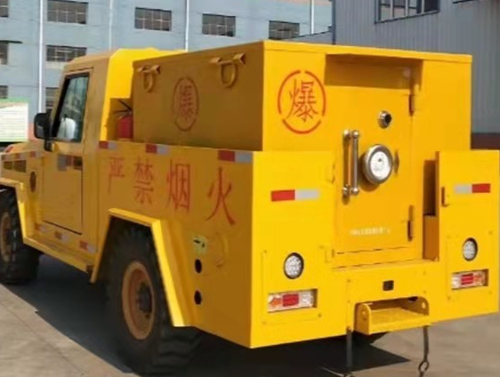 锦山镇凯龙爆破器材运输车：保障爆破任务的安全运行